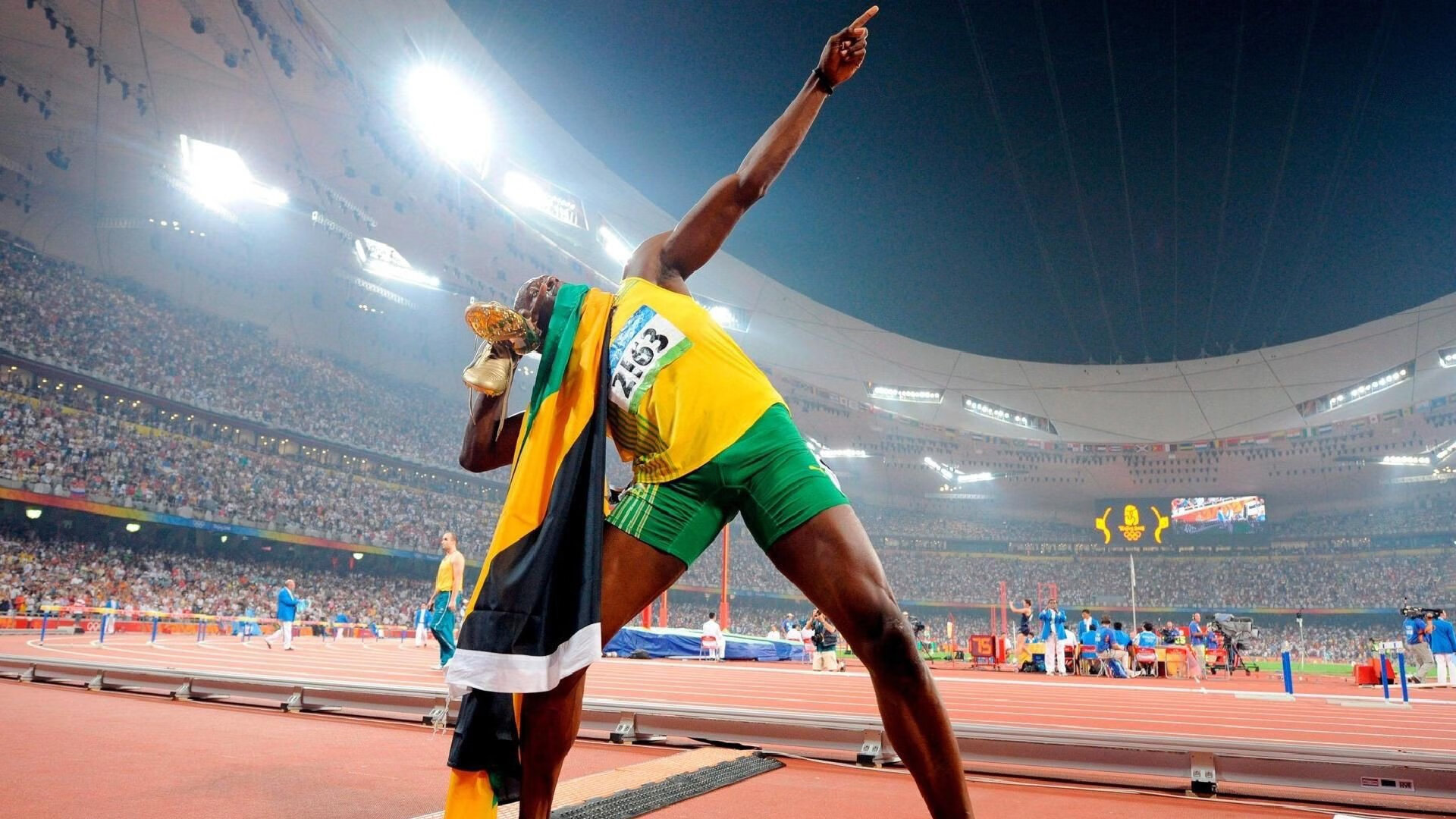 开云入口-青岛黄海队员在场上奋力拼搏，展现团队精神，青岛黄海队服照片